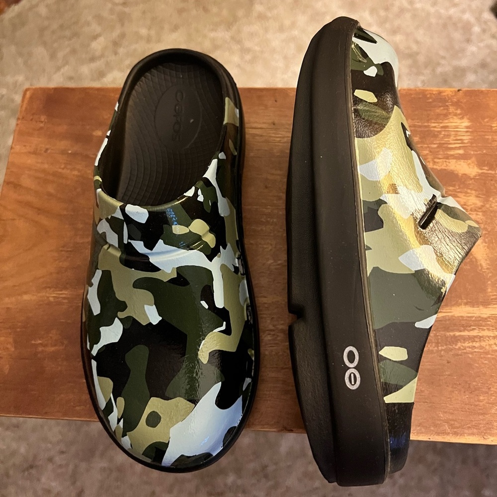 Oofos never worn clogs